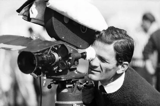Pier Paolo Pasolini en una fotografía vintage, pensativo, un icono cultural italiano del siglo XX, vital para la exposición