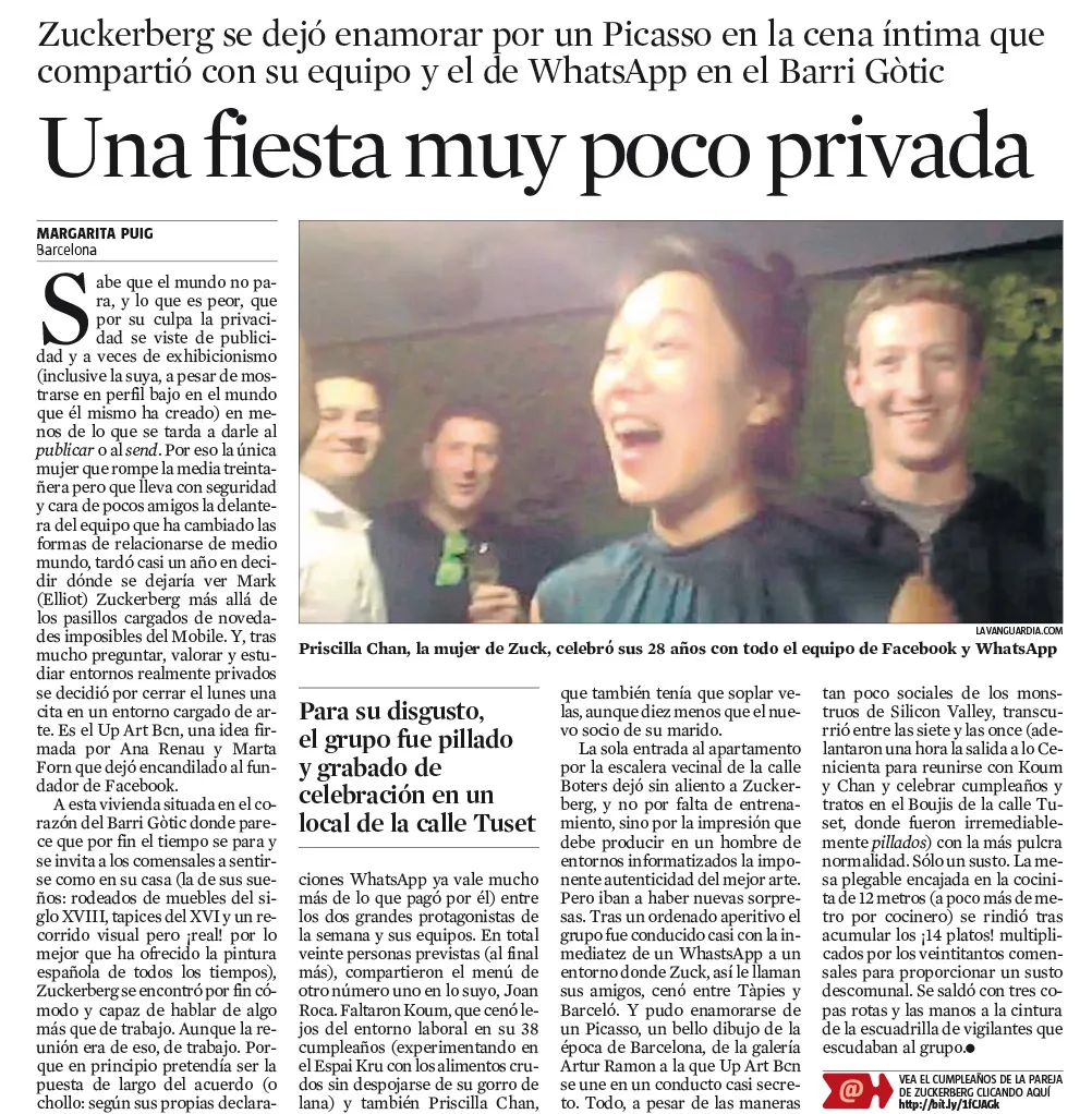 Periodista La Vanguardia entrevista a un famós en esdeveniment social exclusiu, amb gran atenció mediàtica. Imatge que mostra l'ambient d'una festa privada.
